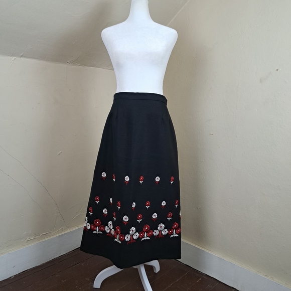 Ernst Licht Dresses & Skirts - Ernst Licht Black Floral  Embroidery Skirt Size 12 Vintage